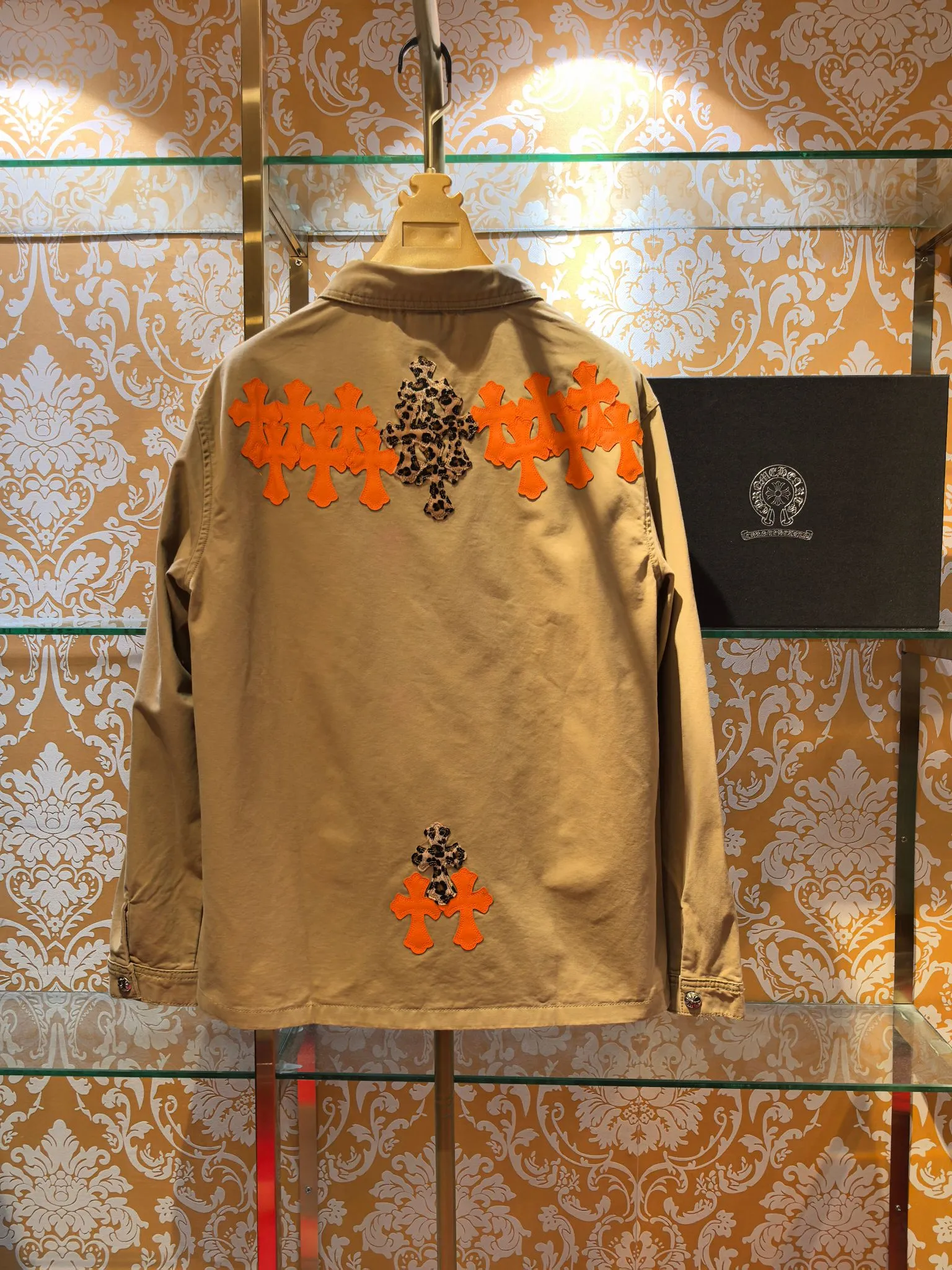 P480 Chrome Hearts advanced custom model, Chrome Hearts patchwork leather denim jacket, twill denim custom fabric, cross patchwork leather is all imitation lambskin, all dyed to completely restore no color difference, the inner leather label is first-layer calfskin, all hardware is 925 silver plated, it is the highest version, you get what you pay for, the same size for men and women, size S M L XL.